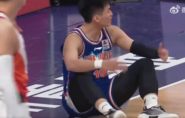 于德豪造刘志轩犯规却被吹假摔吃t,大哥无语:你演技还得练呐