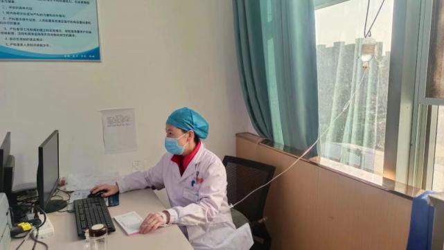 河南一医院多名医护打吊针坚持上班 医生：特殊情况，能坚持还是要坚持_腾讯新闻