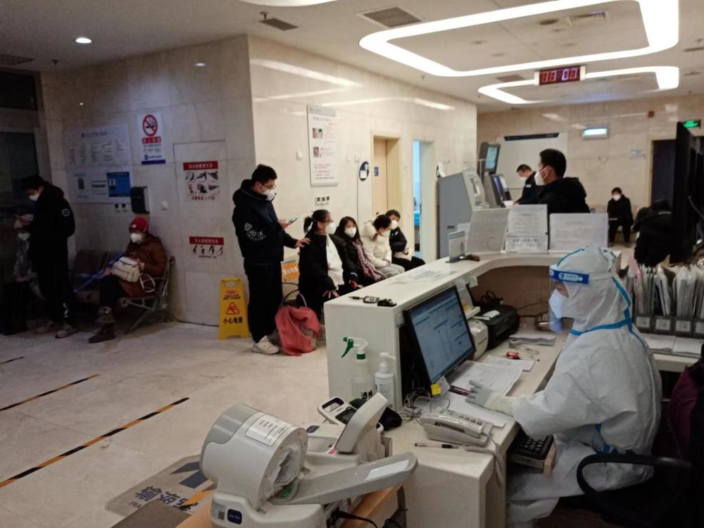 北大国际医院急诊量达平日3倍 重症床位扩容_腾讯新闻