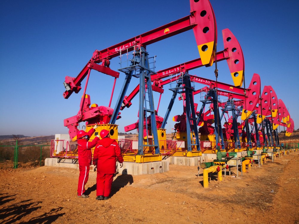 工作人员在华北油田山西沁水煤层气田一处煤层气抽采现场进行维护(受