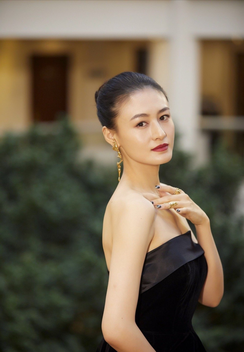 演员朱墨不后悔嫁大16岁刘小锋婚后生两儿子一家四口乐融融