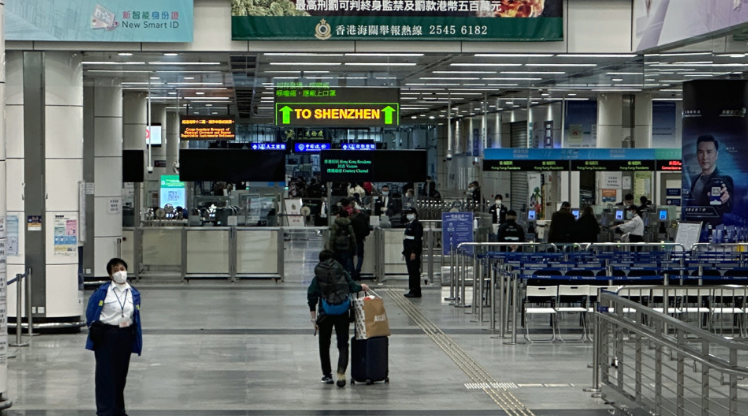 過境通道,分別位於羅湖,落馬洲支線,紅磡城際直通車站及西九龍高鐵站