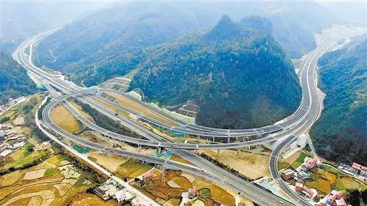田林至西林(滇桂界)高速公路项目起于百色市田林县县城北部潞城乡