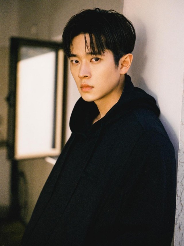 演员丞磊惊喜参加会画少年的天空用绘画诉诸对艺术的热爱