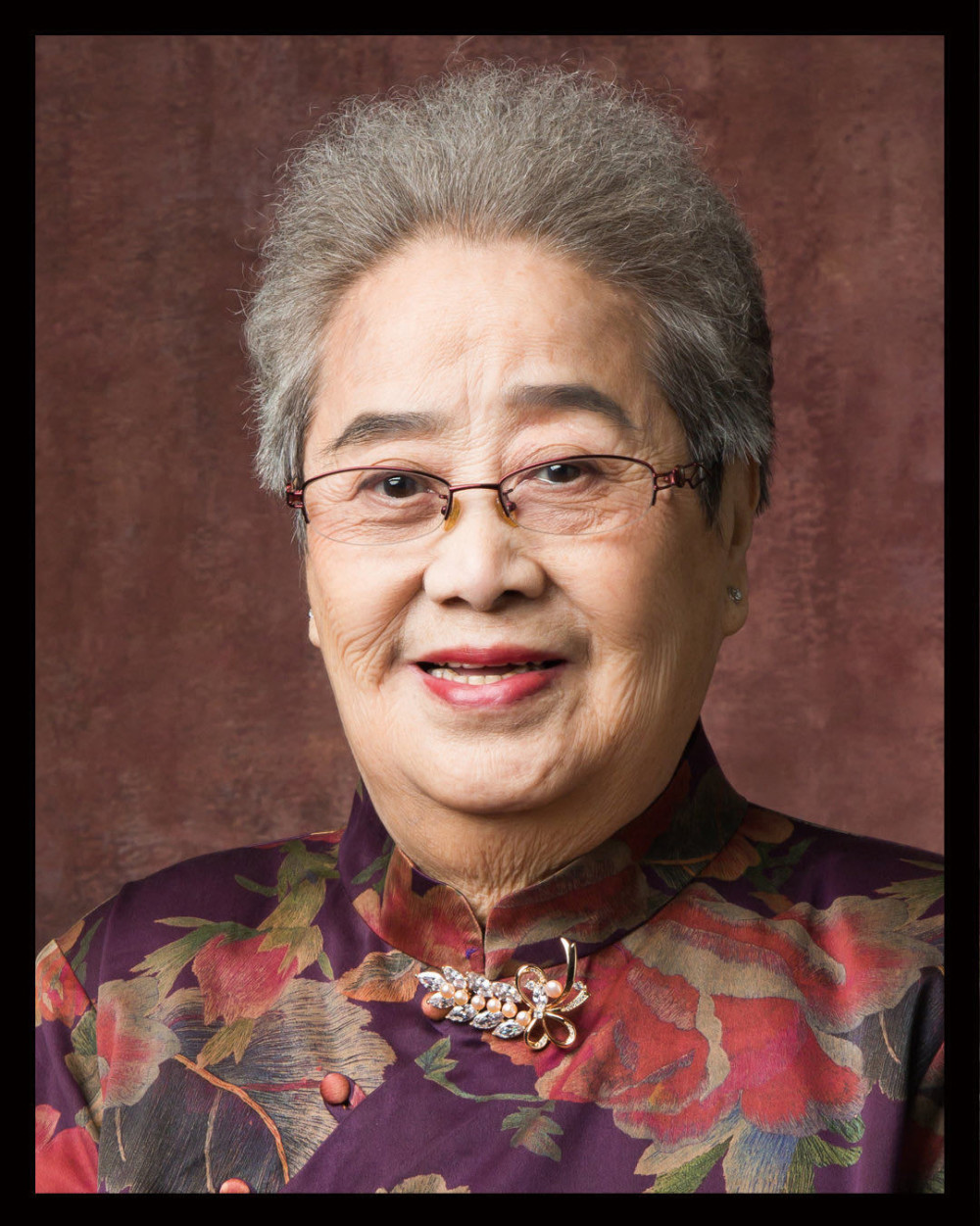 赵鸣华,1935年生人,1950年经义父著名琴师汪本贞力荐,拜京剧大师