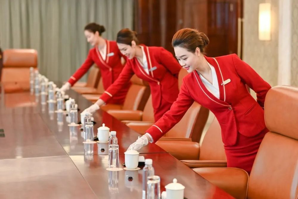 秩序维护,保洁保绿等基本需求外,还提供了餐饮服务,会务服务,礼仪服务