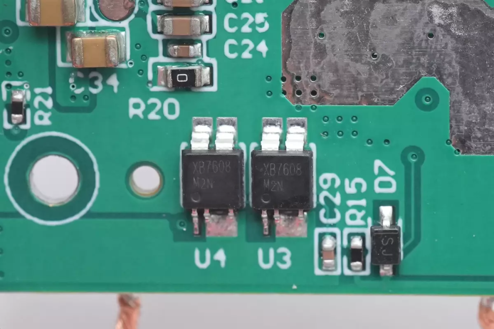 电池保护采用两颗赛芯微xb7608一体化电池保护芯片并联,提供电池过压