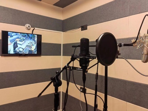 的学生们没有良好的音乐环境,于是,他决定打造一个自己的录音工作室