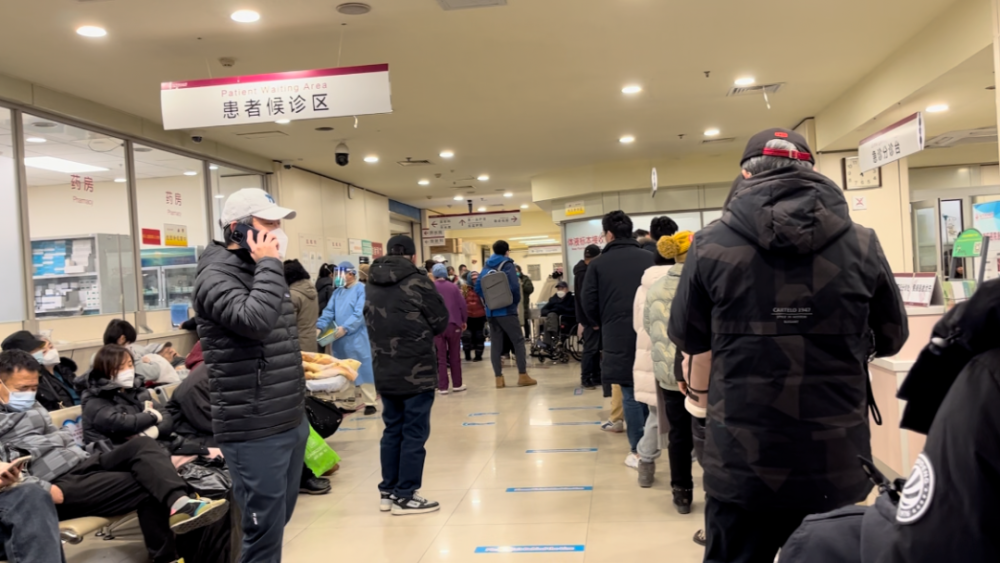 12月26日中午,北京的胡可赶到朝阳医院急诊科时,大厅里挤满了自带小