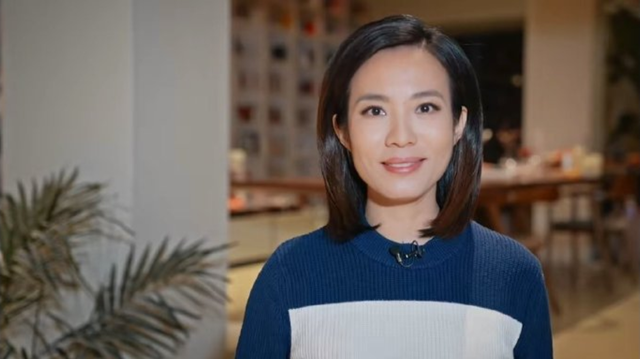 央视著名主持人宝晓峰父母是她最大的后盾与支柱