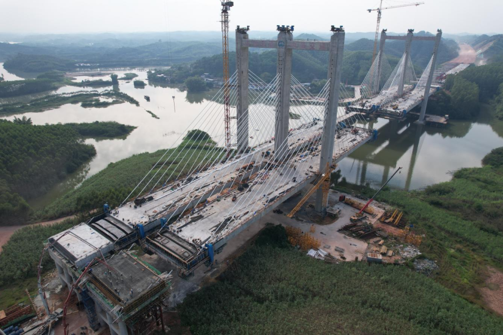 从地理位置看,沙坪河特大桥是世纪工程平陆运河起点的第一座桥,大桥的