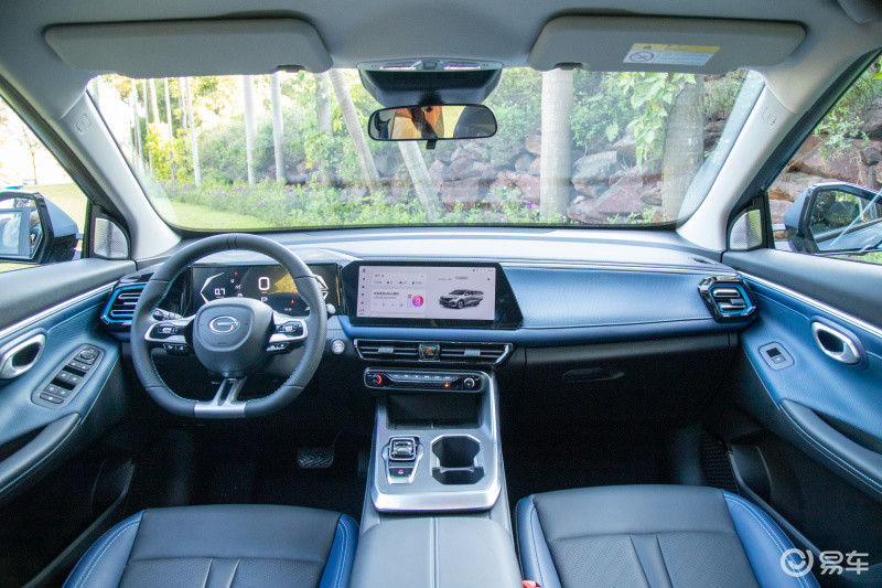 内饰方面,全新一代传祺gs3·影速利用凹面的中控台造型以及环绕的设计