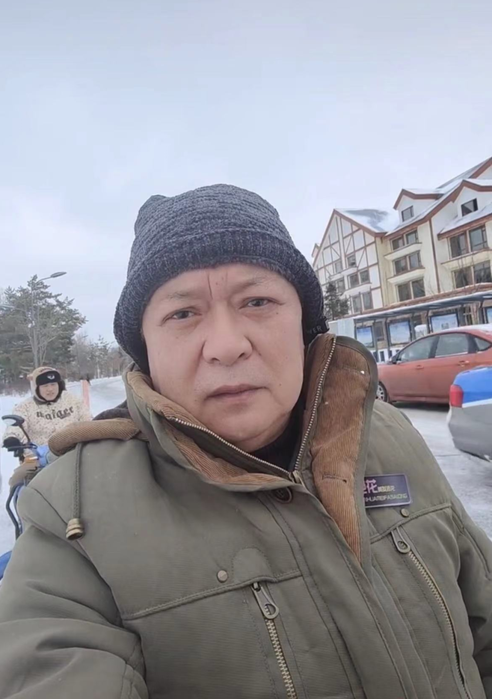 64岁迟志强低调现身老家,脸部红润眉毛脱落,形象大变认不出