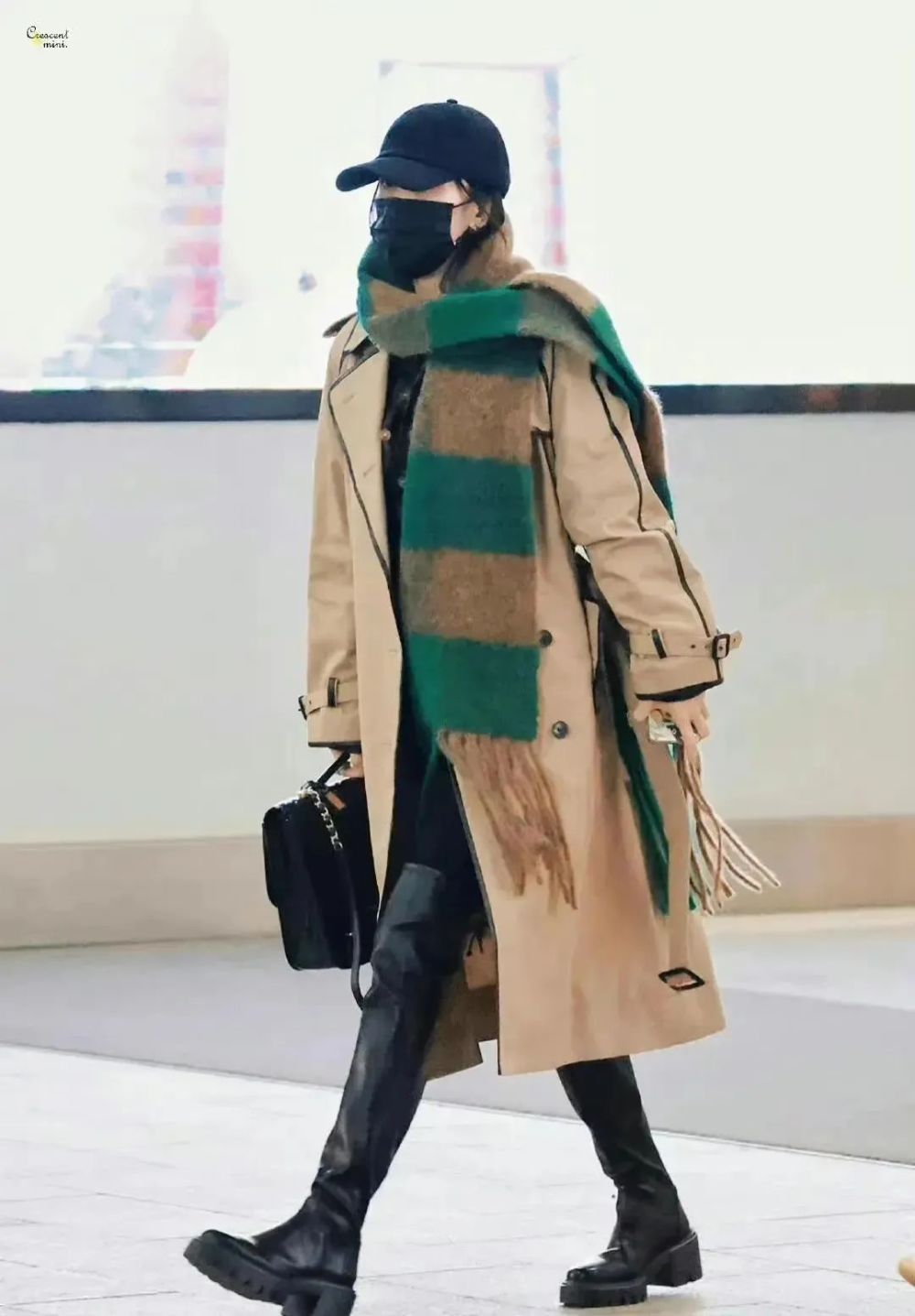 杨幂的私服永远不会让你失望,绿围巾搭配棕色风衣,高筒靴保暖又时尚