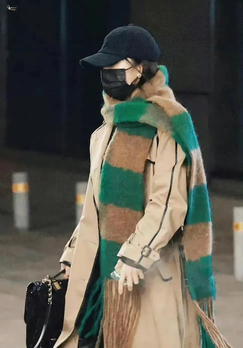 杨幂的私服永远不会让你失望,绿围巾搭配棕色风衣,高筒靴保暖又时尚