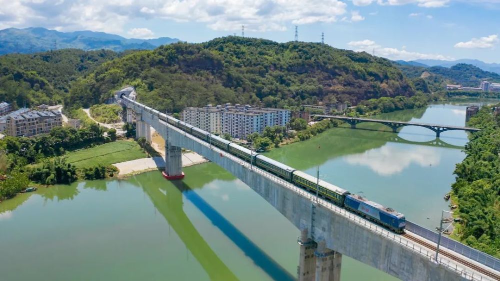 開通運營前,鐵路部門對興泉鐵路清流至泉州段各專業設備進行檢測驗收