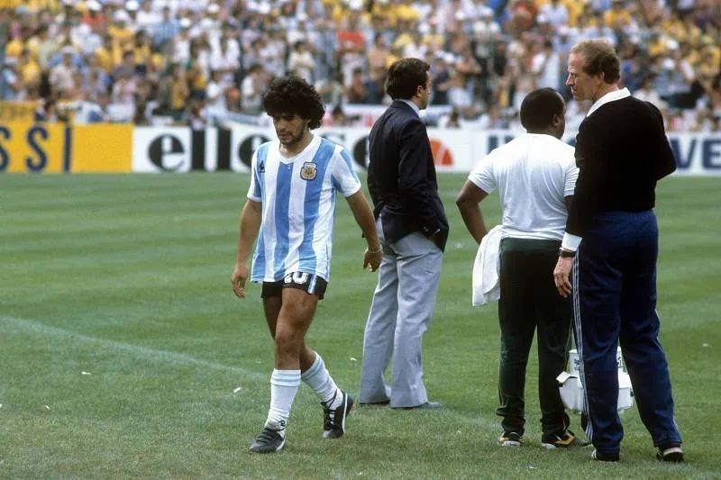 阿根廷队输给了巴西,马拉多纳输球输人