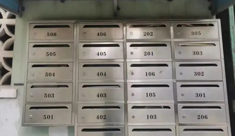 公交新村是一个老旧小区,老年人居多,平时有看报的习惯,但小区信箱和