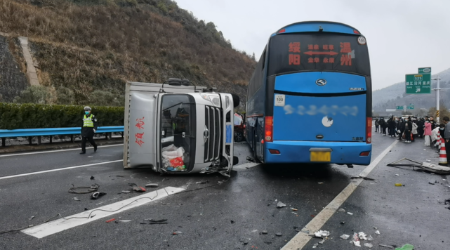 交通事故銅仁市杭瑞高速思南往遵義方向12月29日上午8時許▲杭瑞高速