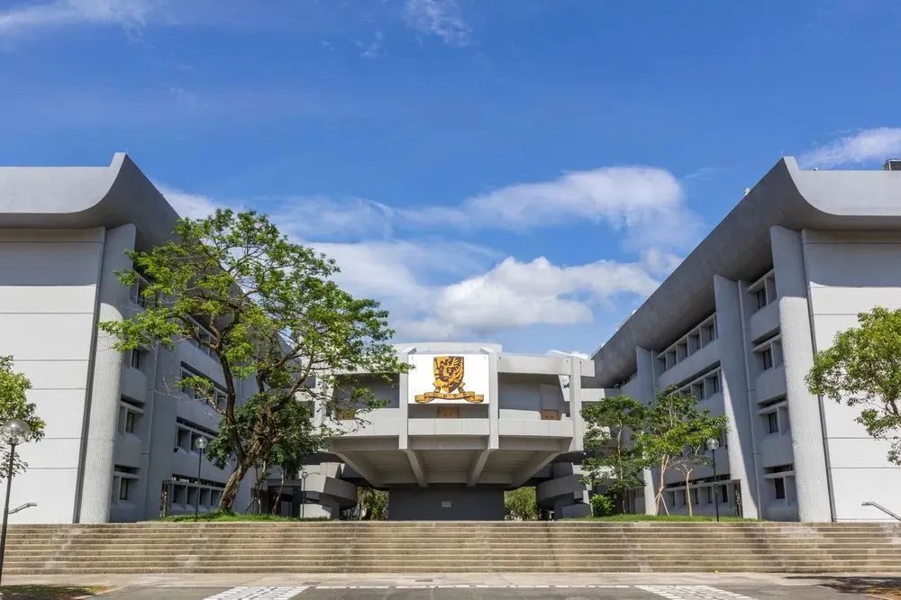 香港中文大学由新亚书院,崇基学院及联合书院于1963年合并而成;1966年