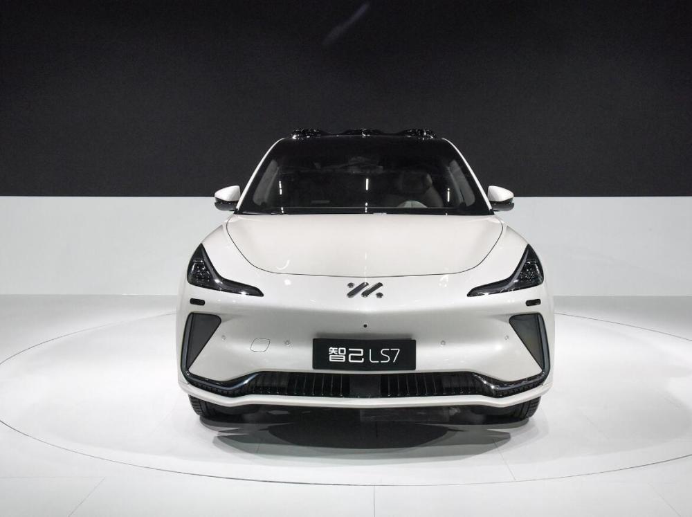 采用超大全景天幕及半幅方向盘,智己ls7广州车展正式亮相_腾讯新闻