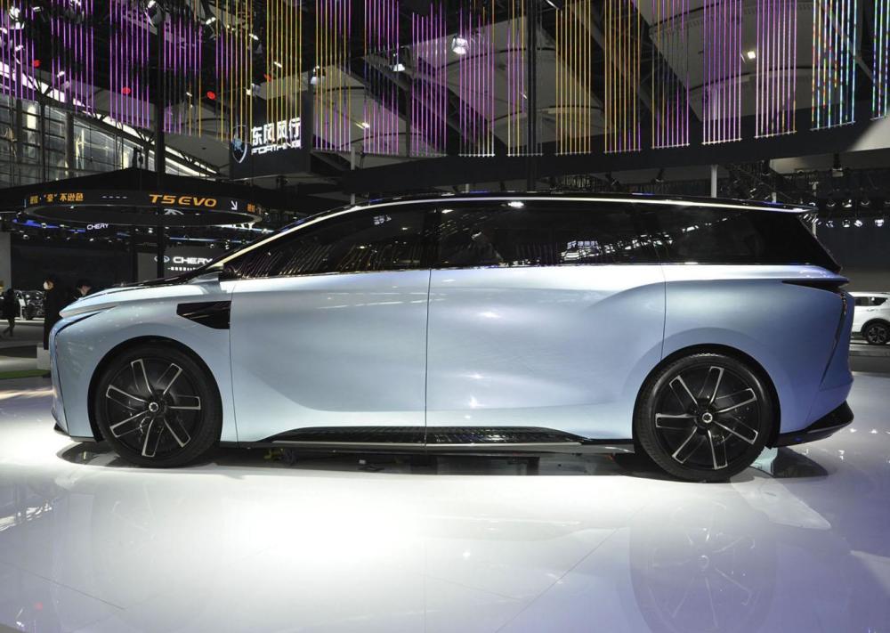 东风风行全新mpv概念车亮相外观很前卫时尚7座可折叠方向盘