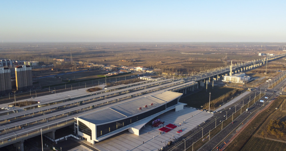 新华社记者 孙凡越 摄12月30日,d6601次列车在宝坻南站等待发车.