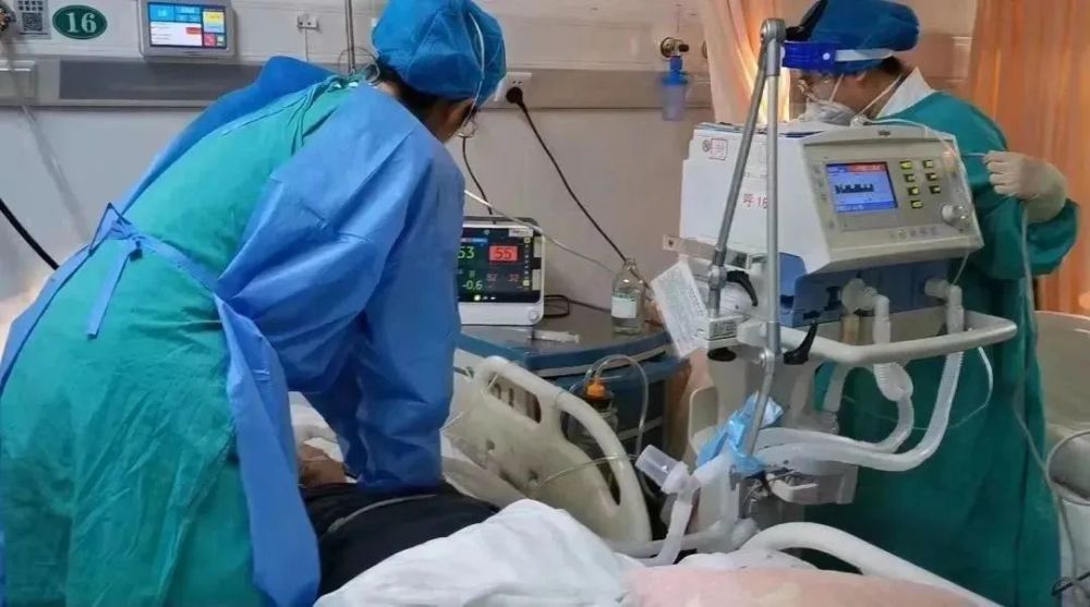 打通科室界限抢救危重症患者青大附院综合病房开诊6天天天都是生死
