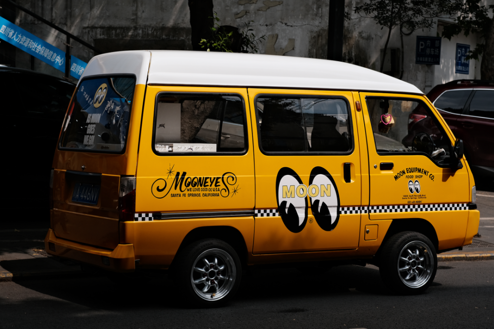 主理人猫叔和桃子,带着流动≠没品质的想法把店搬进了小面包车上,开始