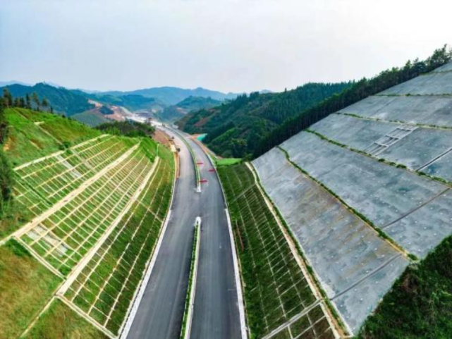 巴马至田东段是巴凭高速公路的重要组成部分,主线全长约67公里,采用