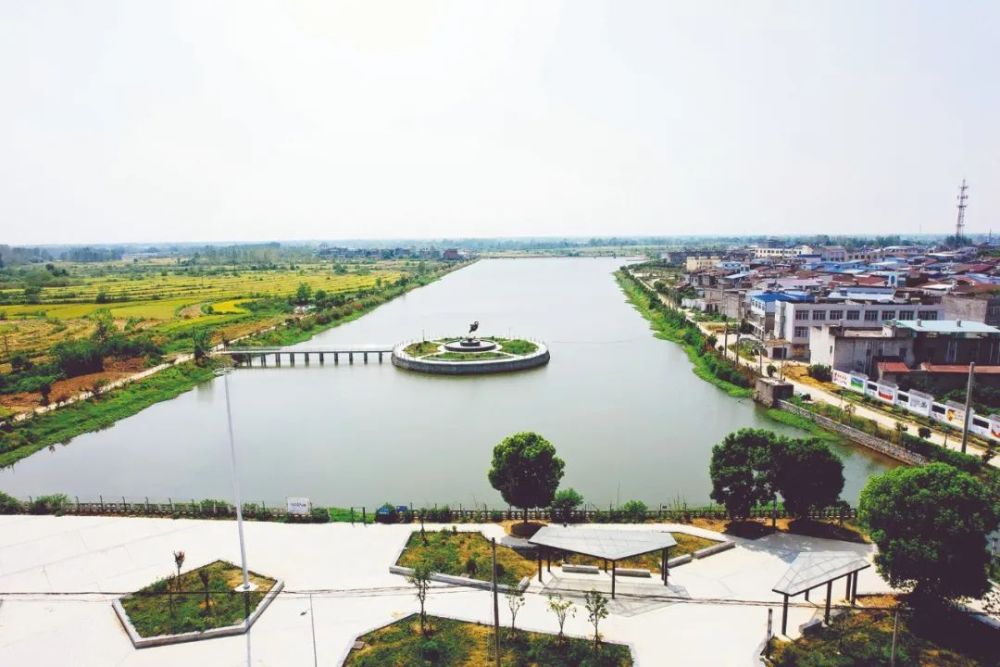 画卷展现眼前不见冬的萧瑟冬月之际,走进天门市佛子山镇……河水淙淙