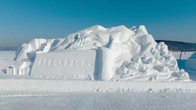 看雪雕,玩冰雪,滑雪构成了净月潭三位一体的一站式冰雪体验,让游客