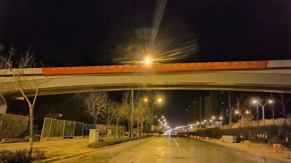 太原西中环沙沟北街人行天桥完成主桥吊装