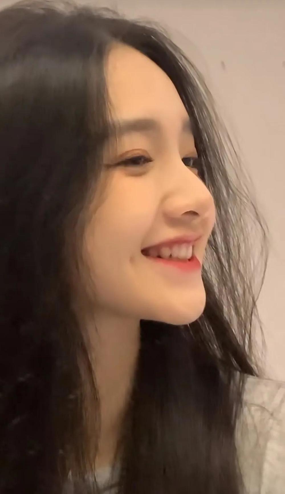 长相干净甜美,特别是嘴角旁边的小梨涡,一笑起来整个世界都变暖了,不