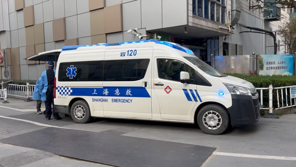 警车秒变救护车杨浦公安帮助患者紧急送医