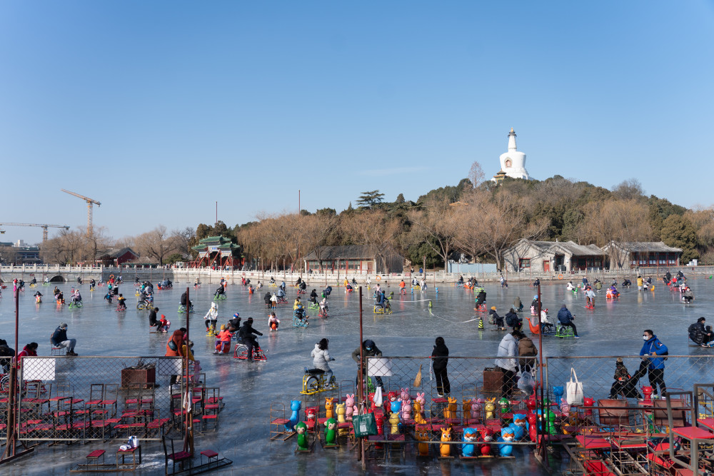 12月31日,小朋友在北京北海公园冰场玩耍新华社记者 陈钟昊 摄