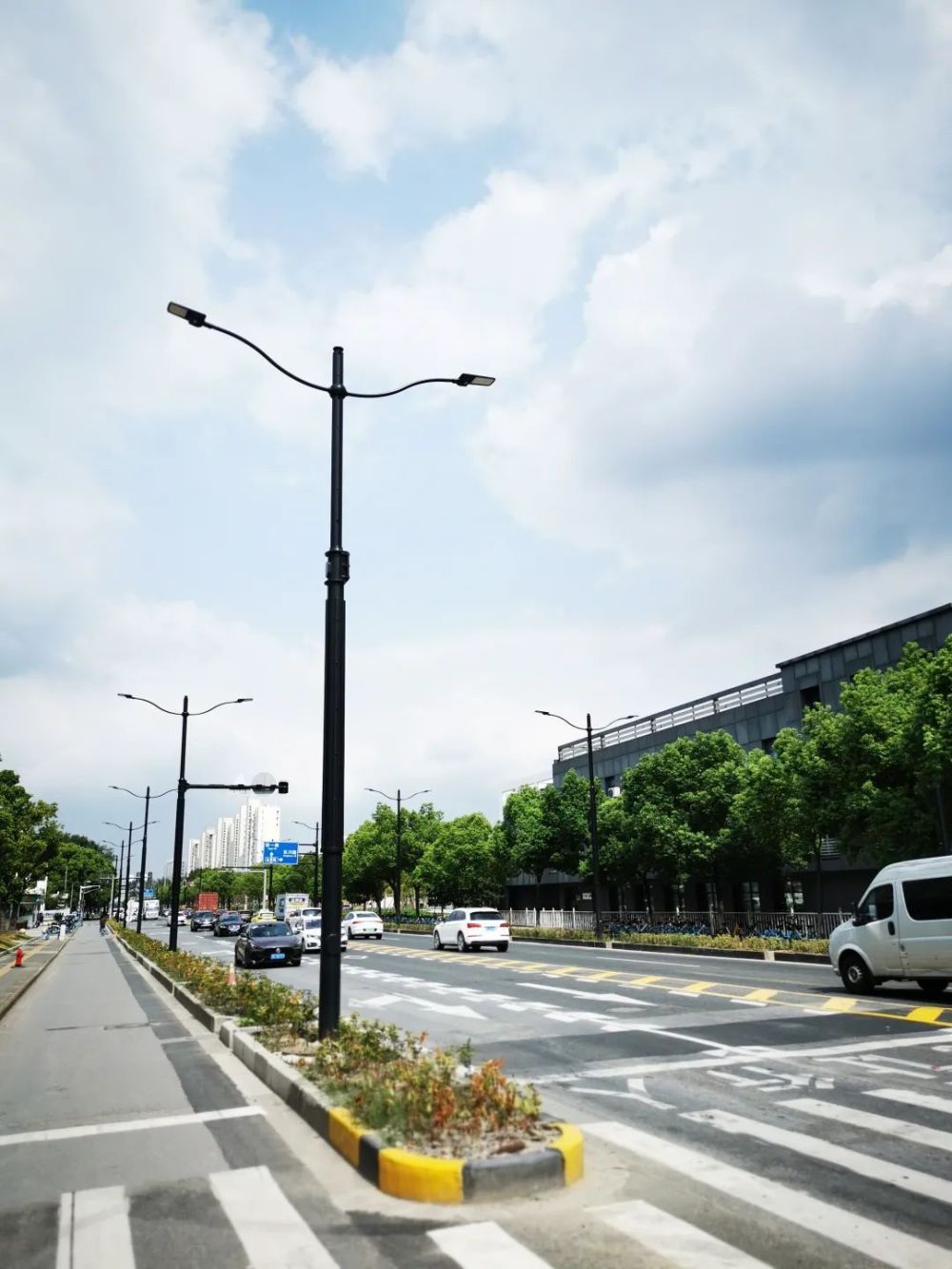 沧源路(剑川路-东川路)毗邻上海交通大学,是闵行区"一南一北"发展战略