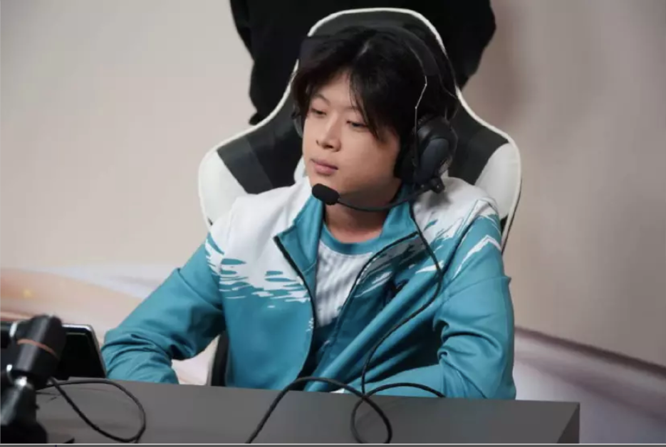 ahxing因为独特的气质和自信的发言,被二路解说gemini直接称呼"拽哥"