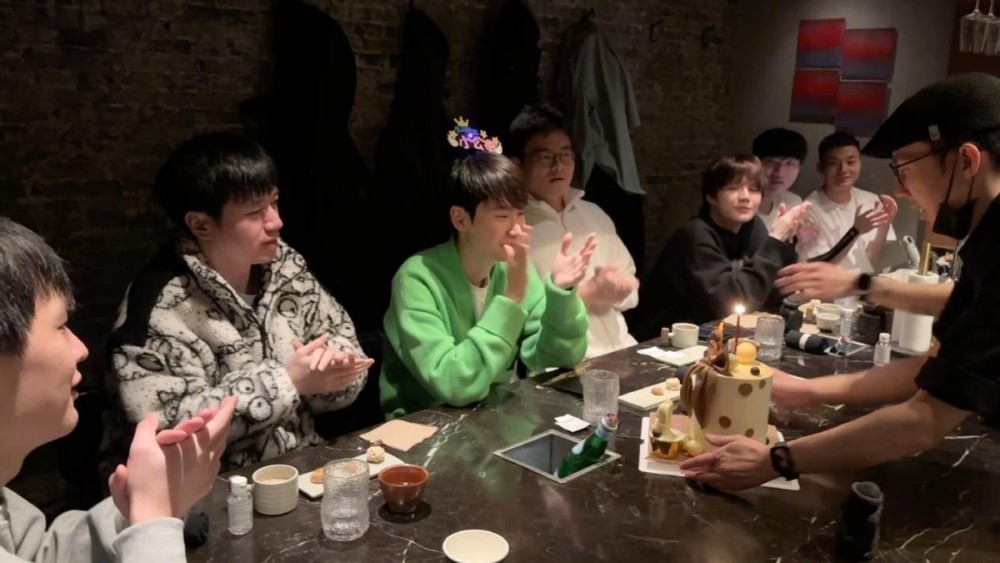 doinb晒出与老队友的合影,满满都是回忆感,可惜大b