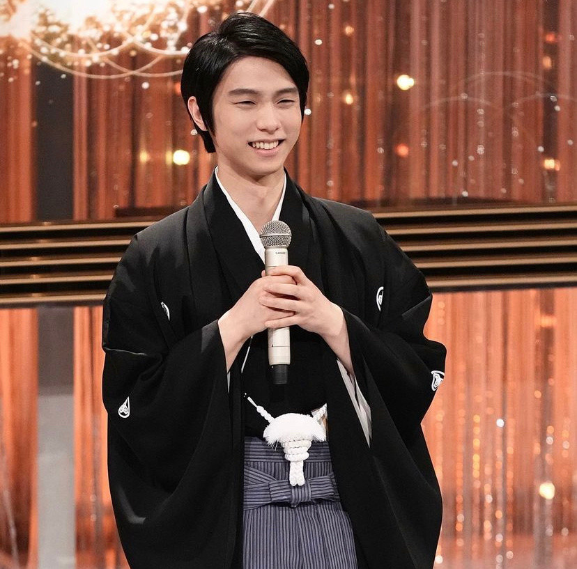 从照片可以看到,羽生结弦选择了日本传统服饰纹付羽织袴(和服)登台