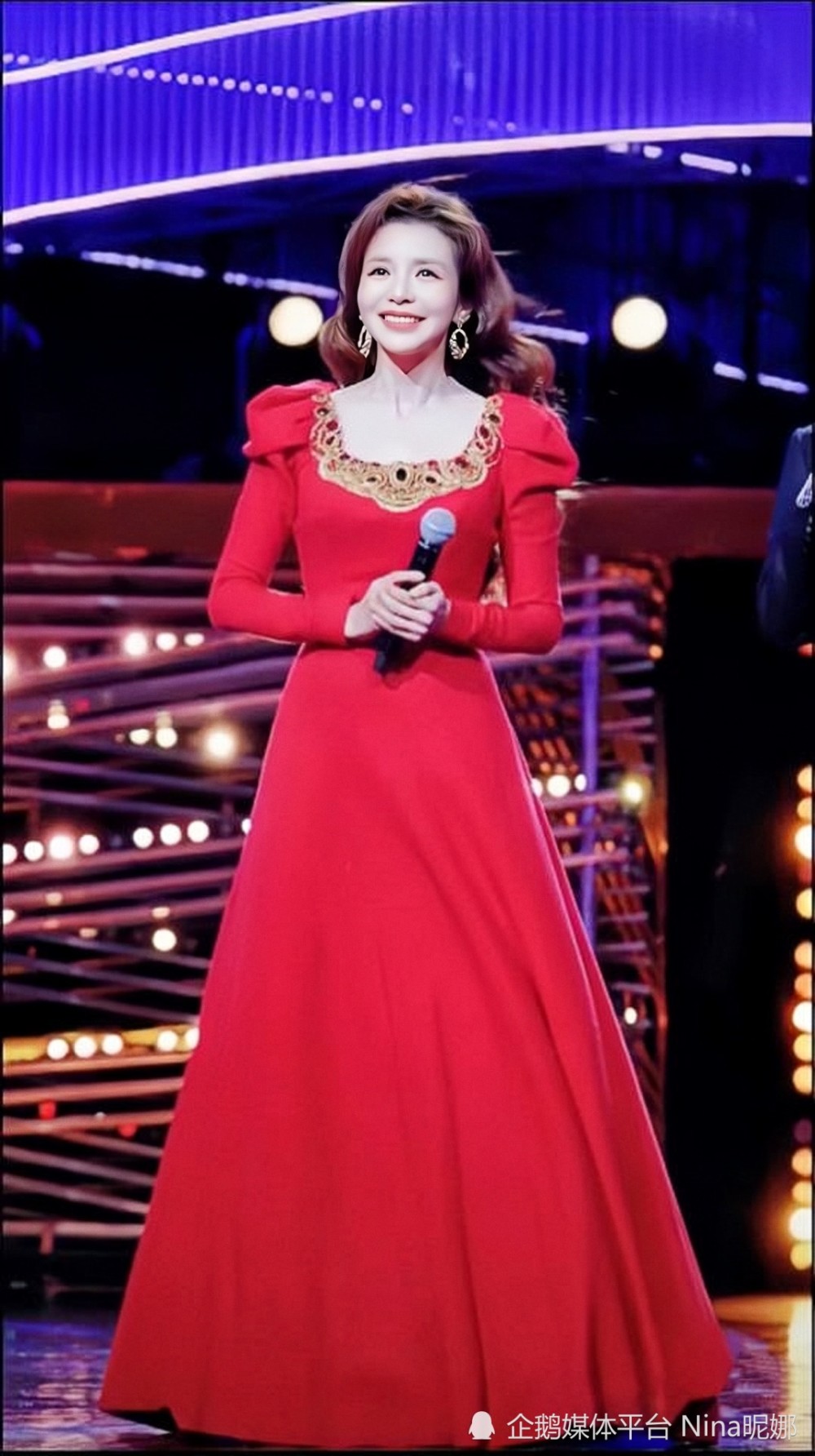 49岁朱迅穿红裙独挑大梁,没红唇遮不住老态没气色插图3