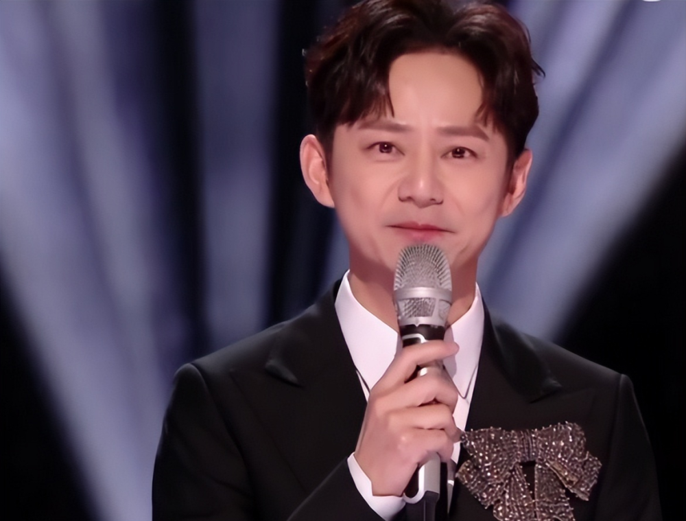 湖南卫视跨年晚会:潘玮柏被嘲胖了,何炅感动落泪,杨紫歌声甜美_腾讯