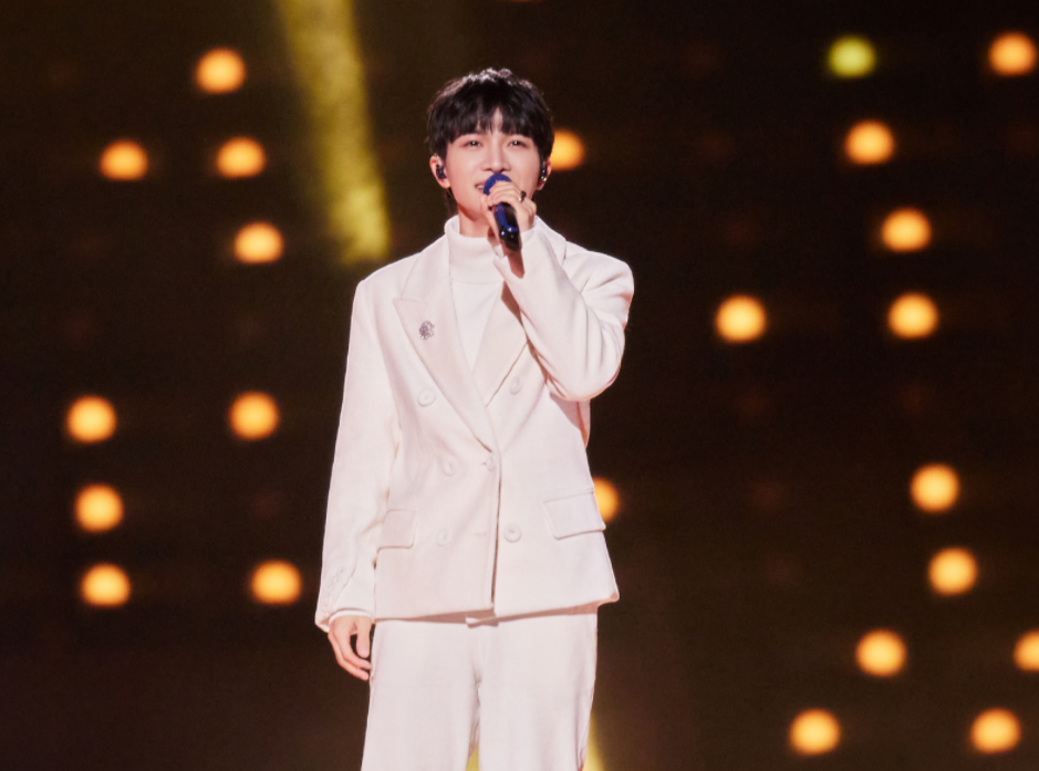 四台跨年晚会完美,周深《温暖如你》《焰火》《光亮》唱到人心里插图