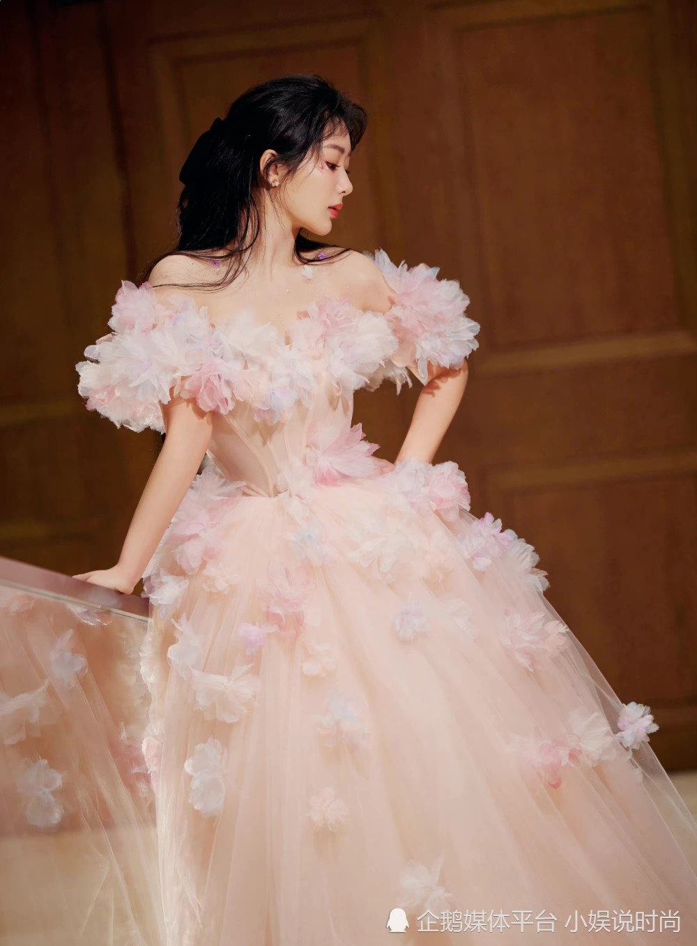 杨紫跨年造型太美了,一袭粉色花朵公主裙,唯美又浪漫!插图3