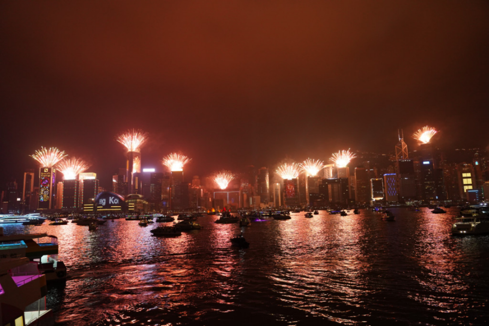 李家超昨夜与市民一起跨年倒数迎接2023，烟火点亮维多利亚港香港5个老大2023已更新(今日/头条)