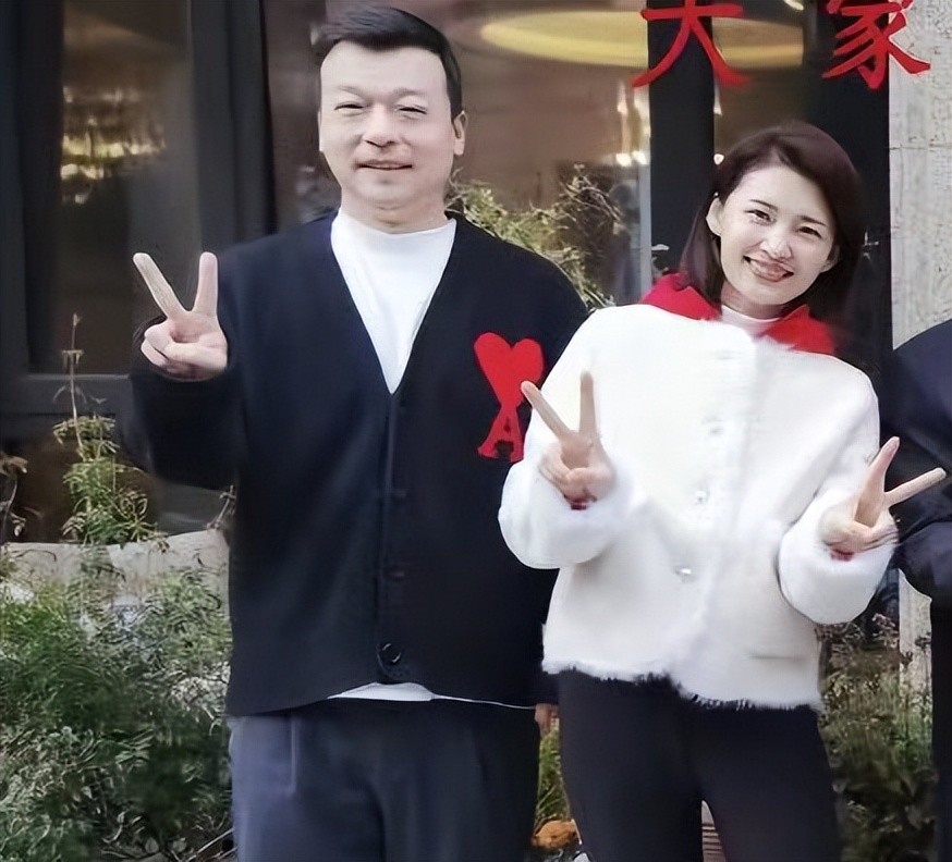 名主持马滢携总裁老公恩爱现身全家豪宅前合影女儿丹凤眼像爸