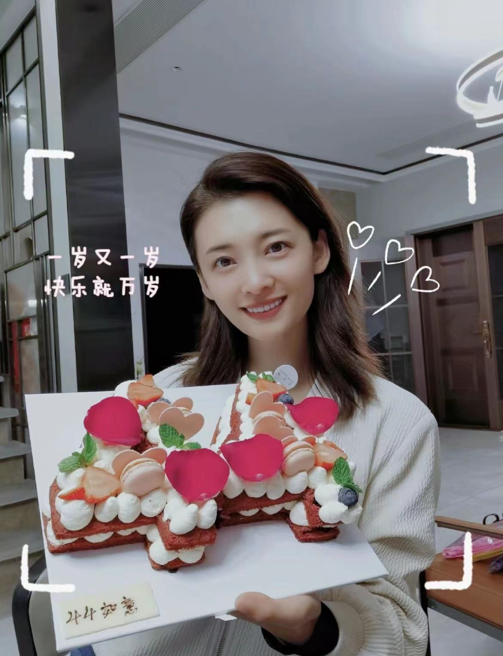 名主持马滢携总裁老公恩爱现身全家豪宅前合影女儿丹凤眼像爸