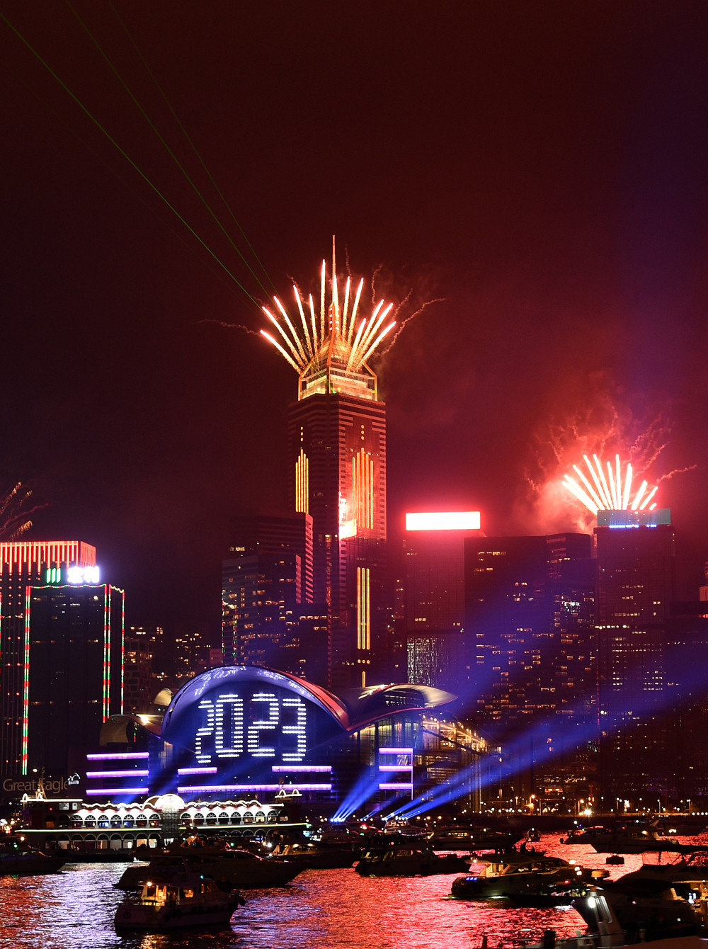 (图文互动)香港绽放绚丽烟火迎接新年