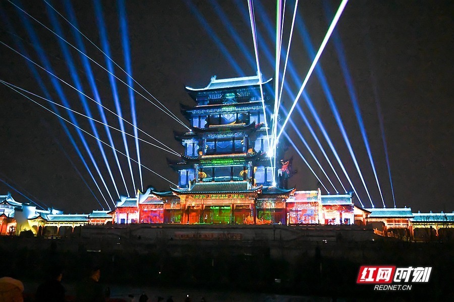 跨年灯光焰火秀点亮湘潭万楼·青年码头
