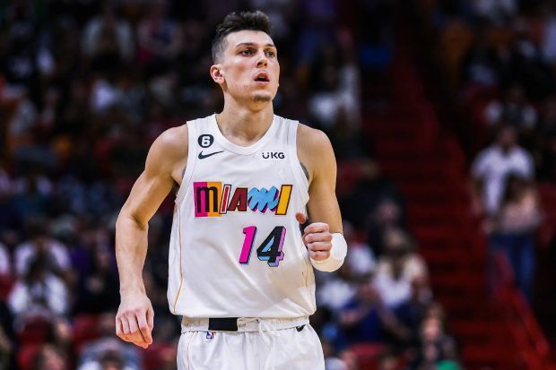 希罗全场20中10,得到29分9篮板6助攻2抢断